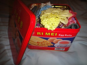 Unstyled biscuit tin